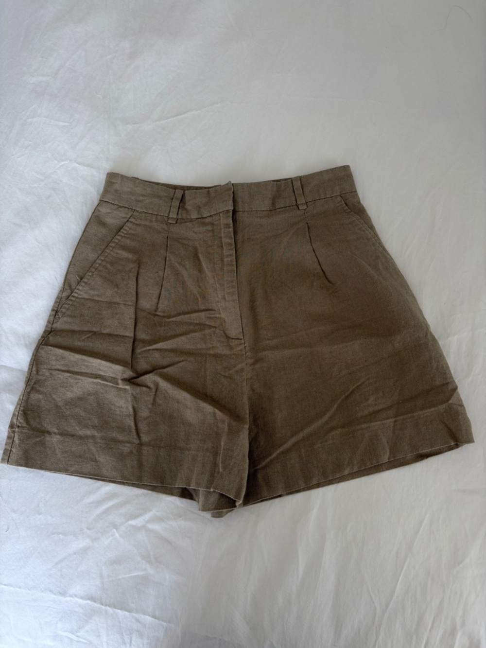 High-Waist Pleated Women's Shorts in Olive Brown